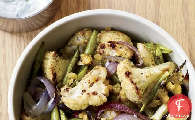 Curry Sałatka z kalafiora i zielonej fasoli z jogurtem cytrynowym