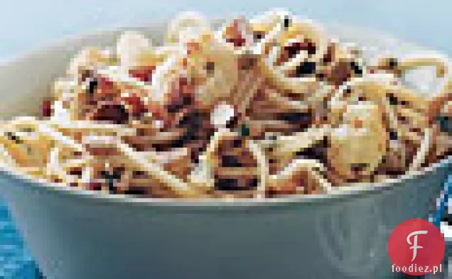 Spaghetti z kalafiorem, zielonymi oliwkami i migdałami