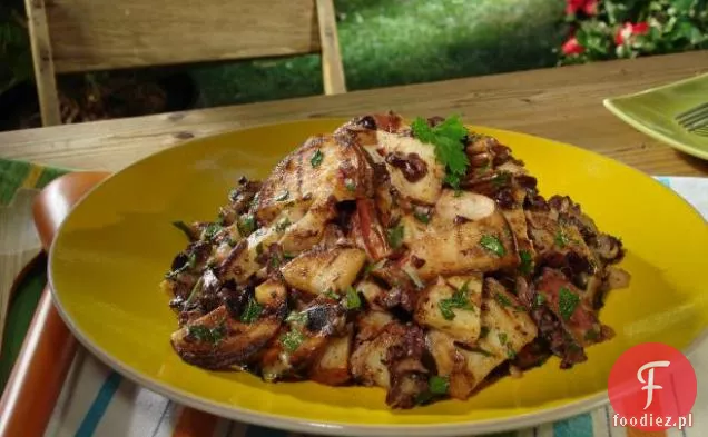 Grillowana ciepła sałatka ziemniaczana z pieczonym czosnkiem i dressingiem z czarnych oliwek