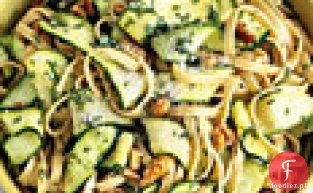 Fettuccine Z Orzechami Włoskimi, Wstążkami Cukinii I Pecorino Romano