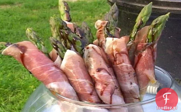 Szparagi zawinięte w Prosciutto