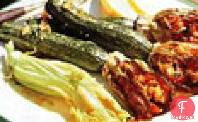 Kwiaty cukinii nadziewane pomidorami i parmezanem