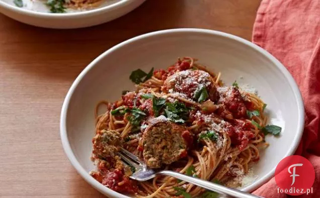 Pulpety z indyka z szybkim i pikantnym sosem pomidorowym i pełnoziarnistym Spaghetti