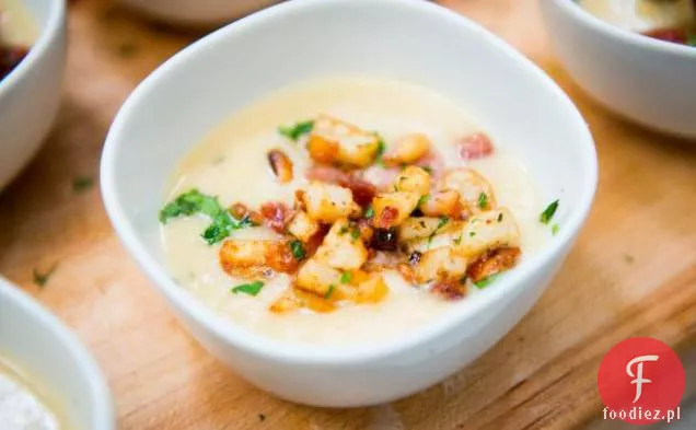 Zupa z kalafiora ziemniaczanego pasternak z pancettą ziemniaczaną