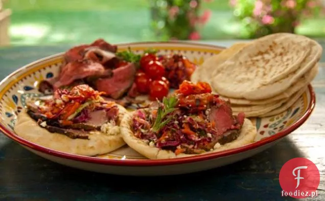 Otwarte Pitas z jagnięciną z rożna z granatem i miętą, grillowanymi pomidorami i grecką sałatą