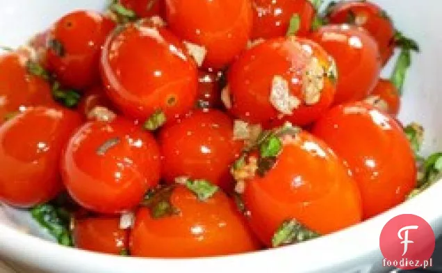 Smażone pomidory Cherry z czosnkiem i bazylią