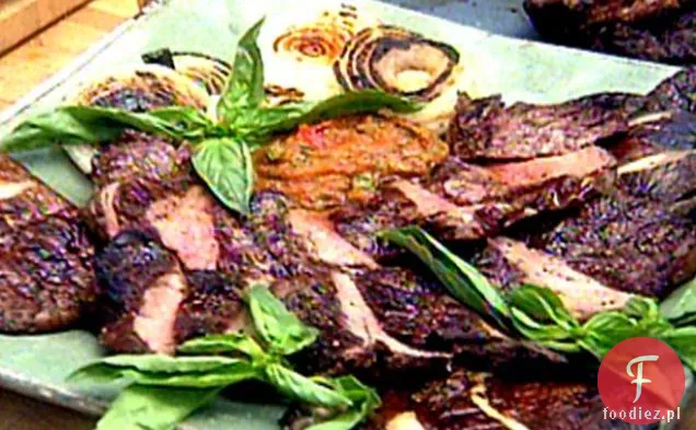 Grillowany New York Strip Steak z pieczoną salsą i grillowanymi grzybami i szparagami