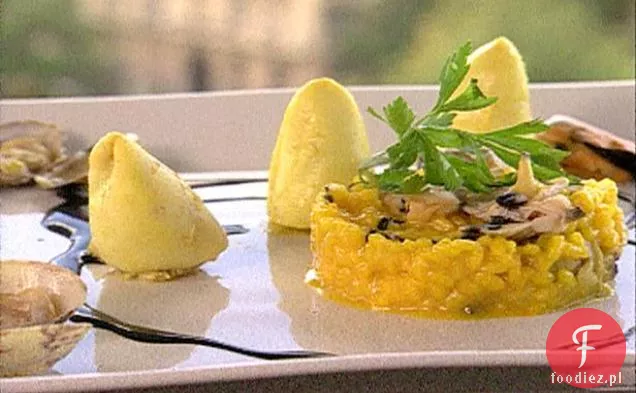 Kałamarnica śródziemnomorska (kalmary) wypełniona skorupiakami, risotto szafranowym i sosem atramentowym