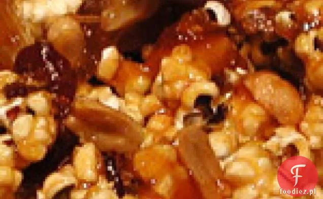 Kukurydza karmelowa z orzeszkami ziemnymi i suszonymi wiśniami