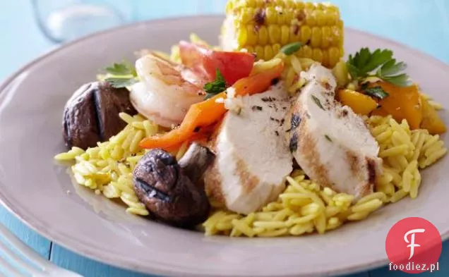 Grillowane mięso i warzywa nad szafranem Orzo
