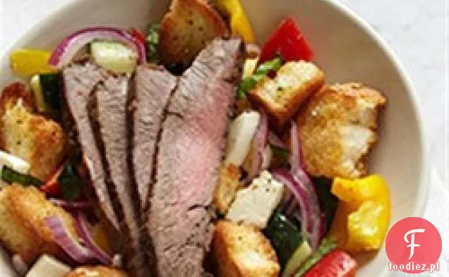 Sałatka Panzanella ze stekiem z żubra