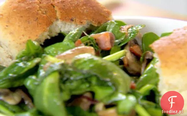 Sałatka szpinakowa z ciepłym boczkiem i sosem jabłkowym