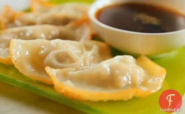 Pierogi z kurczaka smażone na patelni z sosem słodko-pikantnym