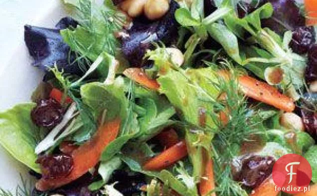 Sałatka Mesclun Z Ciecierzycą I Suszonymi Wiśniami Przepis