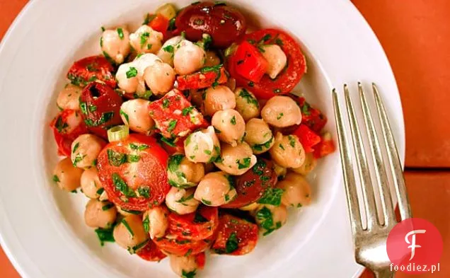 Sałatka z ciecierzycy z Chorizo (garbanzos Aliñados Con chorizo)
