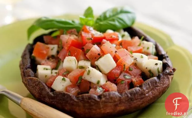 Grillowane grzyby Portobello z pomidorami i świeżą mozzarellą