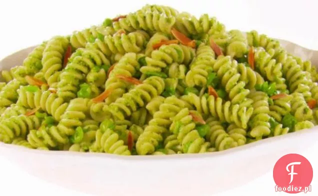 Fusilli z pesto z grochu i wędzoną mozzarellą