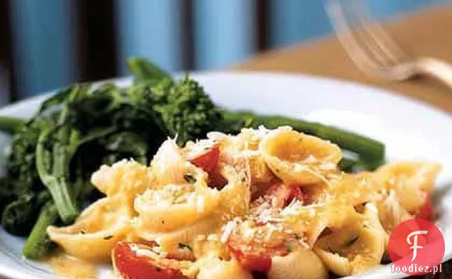 Makaron z ciecierzycą i sosem czosnkowym