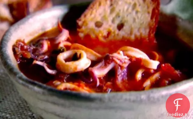 Gulasz z kalmarów z grzanką czosnkową