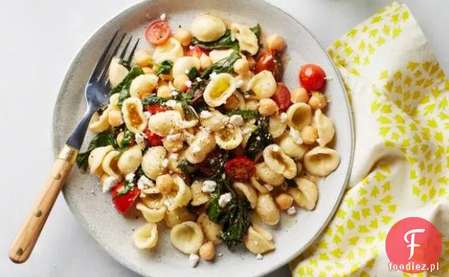 Orecchiette z zieleniną, fasolą Garbanzo i ricottą Salata