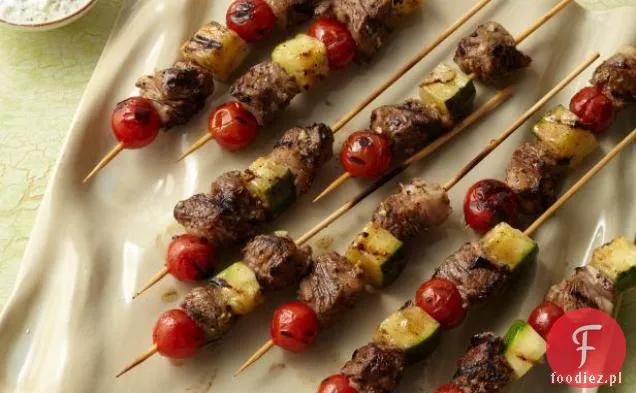 Grillowane jagnięce kebaby z pomidorami, cukinią i sosem jogurtowym