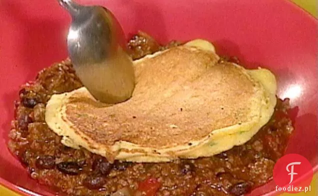Wołowina i czarna fasola Chili z zieloną cebulą kukurydziane ciasta
