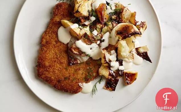 Kotlet schabowy panierowany z ciepłą kapustą jabłkową