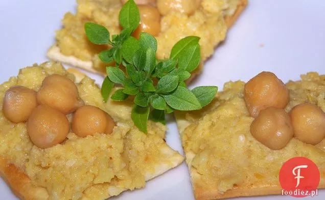 Hummus i ciecierzyca na krakersach