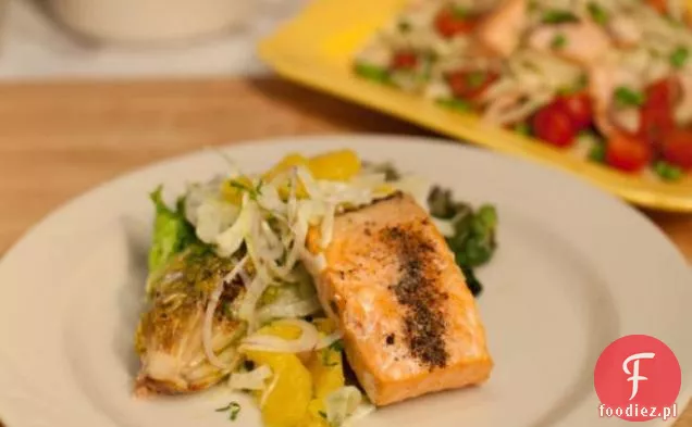 Grillowany łosoś z sałatką z cytrusowo-kopru włoskiego i grillowaną Escarole
