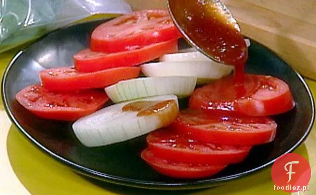 Sałatka z pomidorów i cebuli Vidalia z sosem Stekowym