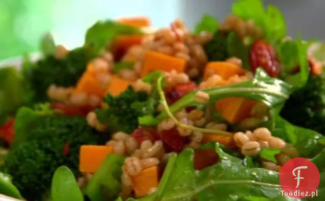 Sałatka z brokułami i jęczmieniem wędzoną papryką