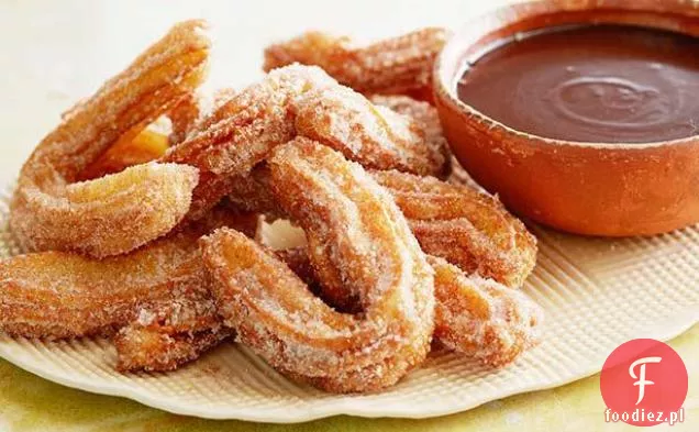 Churros cynamonowe z meksykańskim sosem czekoladowym
