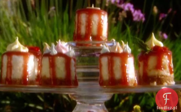 Sernik Petit Fours z kremową glazurą truskawkową