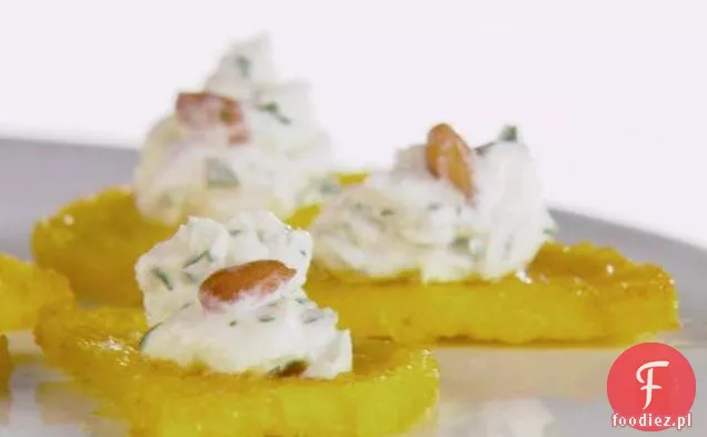 Półksiężyce Polenta z bitym kozim serem