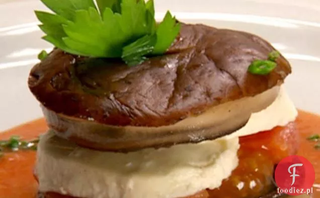 Warzywa Napoleon z grillowanymi grzybami Portobello i pomidorami bazylia Bisque