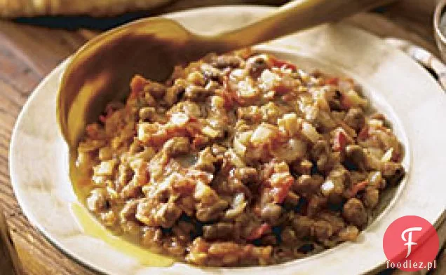 Przyprawiona fasola Fava z pomidorem i cebulą (faul Imdamis)