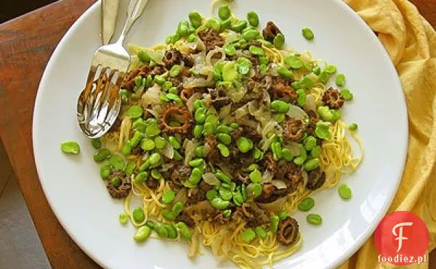 Smażone Favas I Morele Z Cebulą Confit I Świeże Linguine