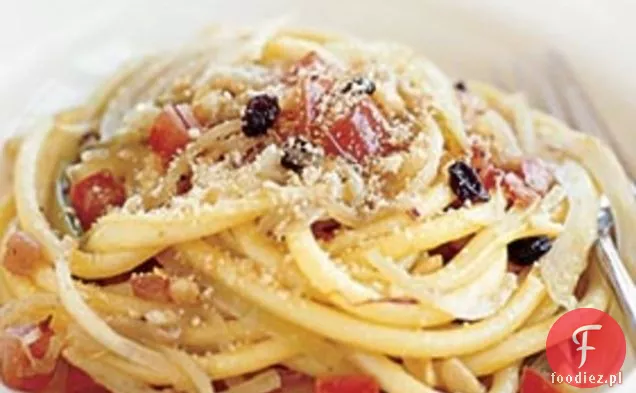 Makaron z anchois, porzeczkami, koprem włoskim i orzeszkami pinii