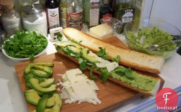 Kanapka Z Fasolą Fava, Awokado I Pecorino