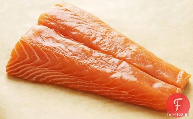 Łosoś gotowany w stylu skandynawskim z fasolą Fava i groszkiem