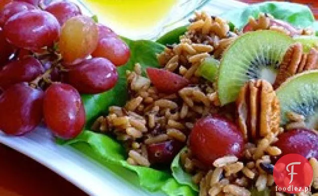 Orzechowa Sałatka z dzikiego ryżu z owocami kiwi i czerwonymi winogronami