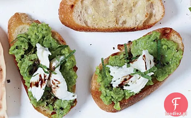 Bruschetta z mozzarellą i zmiażdżonymi świeżymi Favas