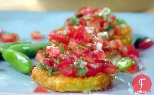 Chrupiące smażone zielone pomidory ze świeżymi pomidorami Salsa