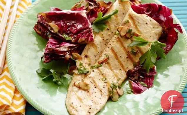Grillowany pstrąg migdałowy z Radicchio i winegretem pomarańczowo-migdałowym