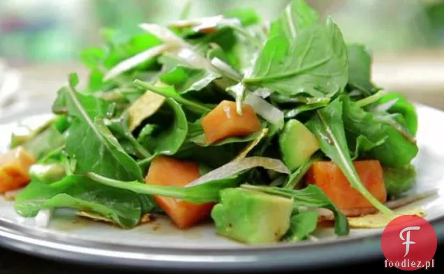Sałatka z rukoli, awokado, papai i Jicamy z dressingiem z granatu i grzankami z chipsami Tortilla