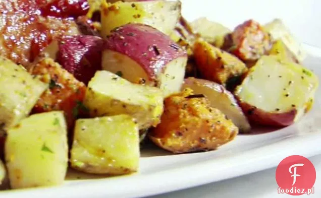 Mieszane pieczone ziemniaki z masłem ziołowym