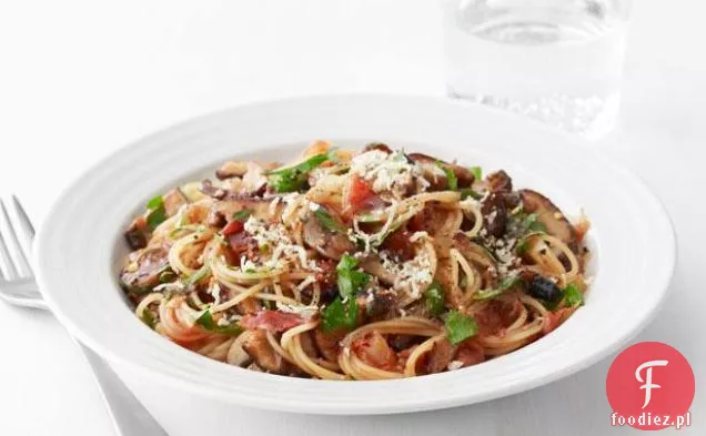 Spaghettini z boczkiem, pieczarkami i ziołami
