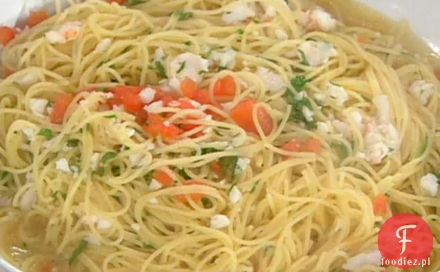 Spaghettini z posiekanymi krewetkami i przegrzebkami w bogatym bulionie