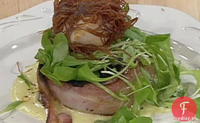 Krab i Shiitake-filet nadziewany Mignon z przegrzebkami nurkowymi zawinięty w peruwiańskie fioletowe siatki ziemniaczane i sos Bearnaise