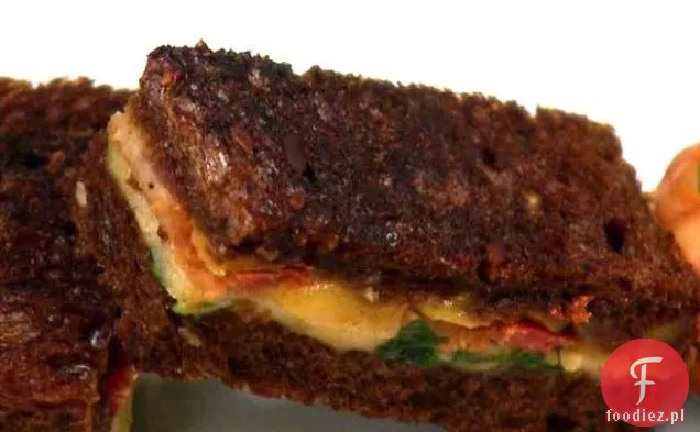 Honeycrisp Jabłko, Cheddar, boczek i gorzkie warzywa kanapka